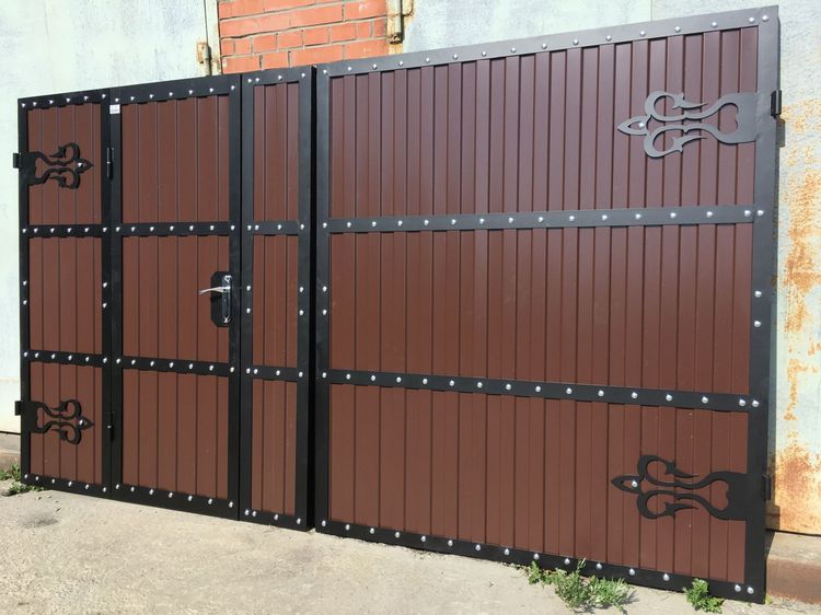 Ворота з хвірткою для приватного будинку