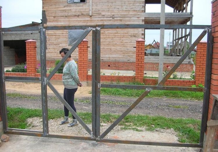 Ворота з хвірткою для приватного будинку