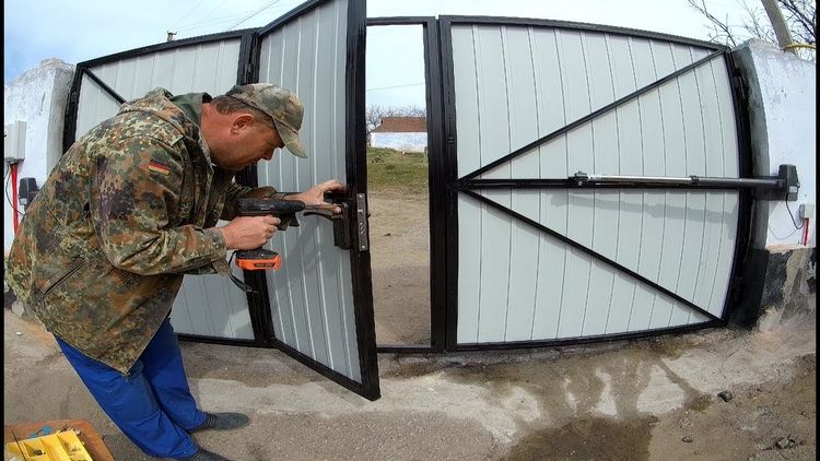 Ворота з хвірткою для приватного будинку