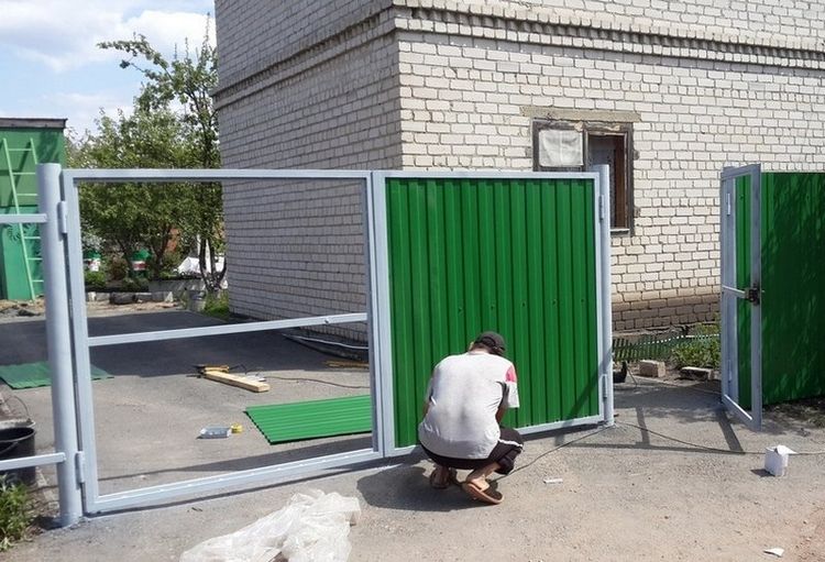 Ворота з хвірткою для приватного будинку