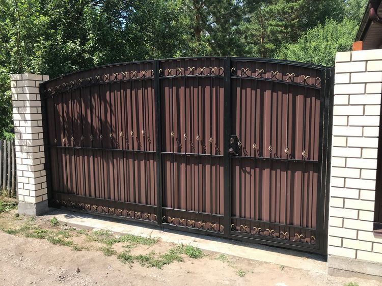 Ворота з хвірткою для приватного будинку